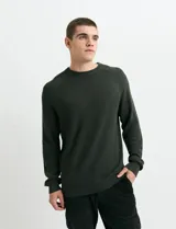 Sweater de punto inglés con escote redondo y mangas largas. Presenta cuello y puños terminados en punto canalé.