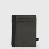 Tarjetero compacto de diseño minimalista en color verde oliva con detalles en negro. Cuenta con ranuras para tarjetas y un formato delgado ideal para llevar en el bolsillo.