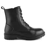 Bota de cuero color tostado, modelo acordonado con ojales metálicos, suela track y presilla trasera.