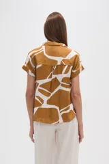 Blusa holgada de manga corta, con escote en V y estampado abstracto en tonos verde oliva y blanco.