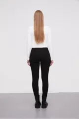 Pantalon jean de corte skinny y calce medio, color blanco, con bolsillos laterales y traseros.