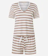 Conjunto de pijama de dos piezas confeccionado en viscolycra con estampado de rayas horizontales en beige y blanco. Incluye una remera de manga corta con cuello en V y bordado 'aconchego' en el pecho, y un short con cintura elástica y lazo ajustable.