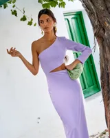 Vestido largo color lavanda de un hombro solo, con manga larga y abertura en la cintura.