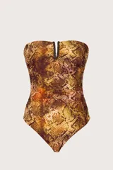 Malla enteriza strapless con estampado de serpiente en tonos marrones y dorados, con detalle de abertura en el escote bordeada con cuentas oscuras y fruncidos laterales.