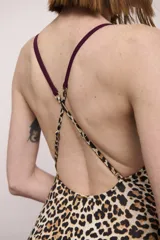 Malla enteriza con estampado animal print de leopardo, con escote en V y tirantes finos en la espalda.