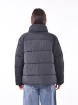 Campera puffer color borgoña con cierre frontal y bolsillos laterales.