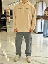 Hoodie oversize de color beige, con capucha y estampa gráfica en la espalda con la inscripción "Duxon Hopeless Romantic".