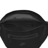 Riñonera Nike Elemental Premium color negro, con compartimento principal con cierre, bolsillo frontal adicional con cierre y logo de la marca estampado en tono sutil.