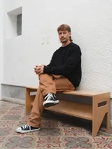 Buzo negro de punto con cuello redondo.