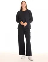 Buzo deportivo de cuello redondo, con hombros caídos y mangas largas con puños. Presenta costuras decorativas tipo pespunte en la parte frontal y en las mangas, con un diseño de ruedo recto y tajos laterales.