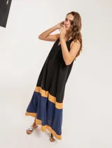 Vestido largo color blanco con franjas horizontales en amarillo y beige, de lino, con escote en V y bolsillos laterales.