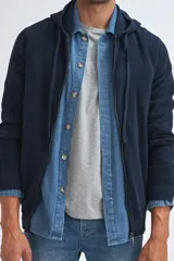 Cardigan de punto azul marino con capucha, cierre frontal y diseño de textura acanalada en las mangas.