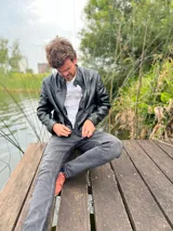 Campera de cuero ovino italiano negra, corte clásico con cierre frontal y bolsillos laterales.