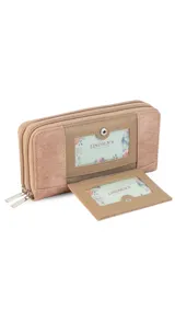 Billetera larga de diseño rectangular en tono beige, confeccionada en símil cuero con textura combinada. Cuenta con doble compartimento principal con cierre, solapa frontal con broche a presión, visor para documentos y tarjetero extraíble. Incluye monedero interno y múltiples espacios para billetes y tarjetas.