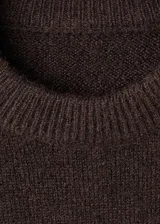 Jersey de punto grueso marrón con cuello redondo, diseño oversize y manga larga.