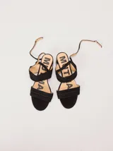 Sandalias de gamuza color bordó con taco bloque de charol, tiras con pespuntes artesanales en cuero y tira fina ajustable al tobillo.