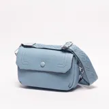 Bandolera pequeña color celeste de cuero texturizado, con solapa frontal que cierra con broche a presión. Posee una correa ancha de tela tejida con patrón geométrico en el mismo tono.