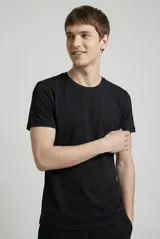 Remera de cuello redondo y manga corta, confeccionada en algodón de alta calidad con un diseño liso y corte clásico.