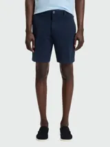 Shorts de vestir para hombre, color azul marino, de corte recto y largo por encima de la rodilla. Presenta cierre frontal con botón y cremallera, y bolsillos laterales y traseros.