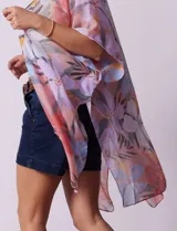 Kimono largo de modal con estampado floral multicolor.