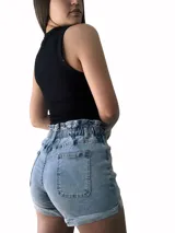 Short de jean celeste de tiro alto con cintura fruncida elástica y cierre frontal con dos botones metálicos. Presenta bolsillos delanteros y dobladillos anchos en los bordes.