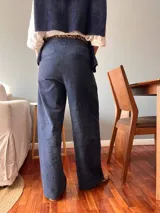 Pantalón palazzo de pana color azul marino, con pinzas delanteras y elástico en la espalda.