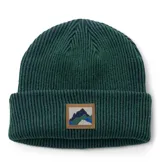 Gorro tejido de punto con diseño acanalado en color verde oscuro. Presenta un parche rectangular de cuero sintético en el frente con un gráfico de montañas y el logo de la marca.