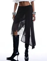 Pollera midi asimétrica de color negro, confeccionada en tejido liviano con caída fluida. Presenta un diseño con transparencias y detalles de encaje en el ruedo, con una abertura lateral que aporta movimiento.