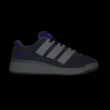 Championes Adidas Forum 2000 de estilo urbano, color negro con las icónicas tres tiras laterales en blanco. Presenta detalles en color violeta en la lengüeta y el talón, con una suela de plataforma blanca y base negra.