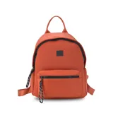 Mochila color topo de neopreno con cierres negros, asa de mano y correas regulables.