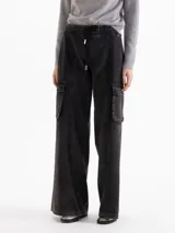 Pantalón cargo de silueta amplia y corte recto, confeccionado en algodón con efecto lavado. Presenta cintura elastizada con cordón de ajuste, bolsillos laterales tipo cargo y bolsillos frontales.