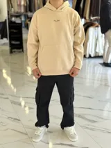 Canguro oversize de color beige con capucha y estampado en la espalda que dice "PUSH Through FEAR".