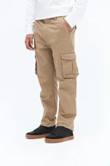 Pantalón cargo color beige con cintura clásica, bolsillos laterales con solapa y cierre de botón, y pasacintos. Diseño recto sin puños, confeccionado en algodón.