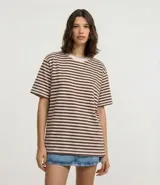 Remera oversized de algodón con cuello redondo, mangas cortas y estampado de rayas horizontales en tonos beige y marrón.