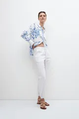 Pantalón jogger blanco de lino con cintura elastizada y cordón ajustable.