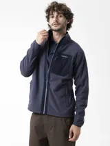 Campera de polar Merrell color azul marino, con cuello alto, cierre frontal completo y un bolsillo con cierre en el pecho en contraste de tono más oscuro.