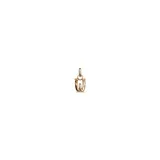 Dije dorado con forma de letra W, fabricado en aleación de metales con baño de oro de 18k.