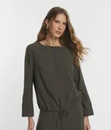Blusa verde militar de viscosa, con cuello redondo, mangas largas y lazo ajustable en la cintura.