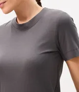 Remera básica de ribana marca Cortelle, color rosado, con cuello redondo y mangas cortas, confeccionada en algodón con elastano.