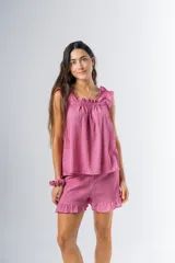 Pijama de algodón estampado, compuesto por una musculosa con escote recto fruncido y breteles con volados, y un short con cintura elástica y terminación con volado en el ruedo.
