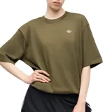 Remera Adidas de manga corta color verde militar, con cuello redondo y el logotipo del Trifolio bordado en color blanco en el pecho.