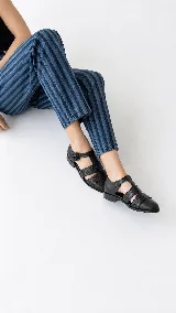 Sandalias tipo cangrejera de cuero color marrón, con diseño de tiras cruzadas y textura en la parte frontal. Cuentan con pulsera al tobillo con hebilla metálica y taco bajo.