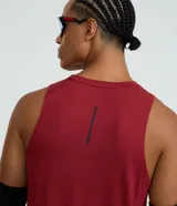 Musculosa deportiva masculina Get Over, de corte regular en color marrón, con cuello redondo, costuras visibles y etiqueta decorativa en el bajo.