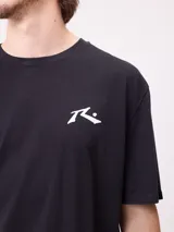 Remera de manga corta color blanco, con cuello redondo y logo de la marca Rusty estampado en pequeño en el pecho. Presenta un corte regular fit.