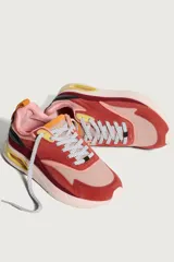 Zapatillas Hoff modelo Maracana, con base color crema y detalles en rosa, bordó, amarillo y naranja.