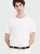 Cinturón de cuero negro Longchamp modelo Box-Trot con hebilla plateada.