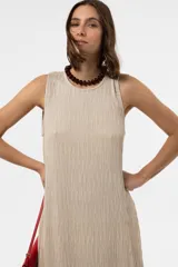 Vestido midi sin mangas de color marrón, confeccionado con textura arrugada, escote redondo, silueta relajada y caída liviana, con un lazo fino ajustable en la cintura.
