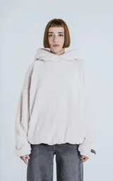 Hoodie oversize de piel sintética tipo corderito, color off-white, con capucha ajustable y bolsillo canguro frontal.