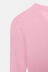 Jersey ajustado de punto canalé color rosado, con cuello pico y manga larga.