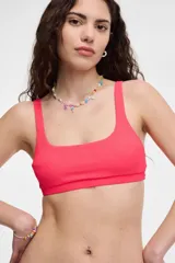 Top de bikini negro de textura acanalada, con escote cuadrado y tirantes anchos.